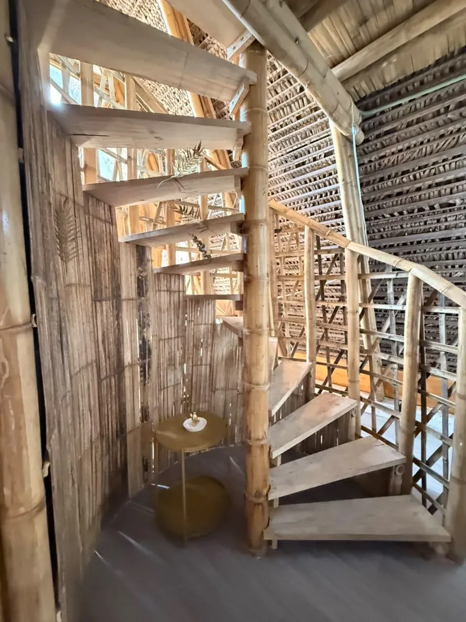 Escalera de caracol de bambú dentro de una cabaña