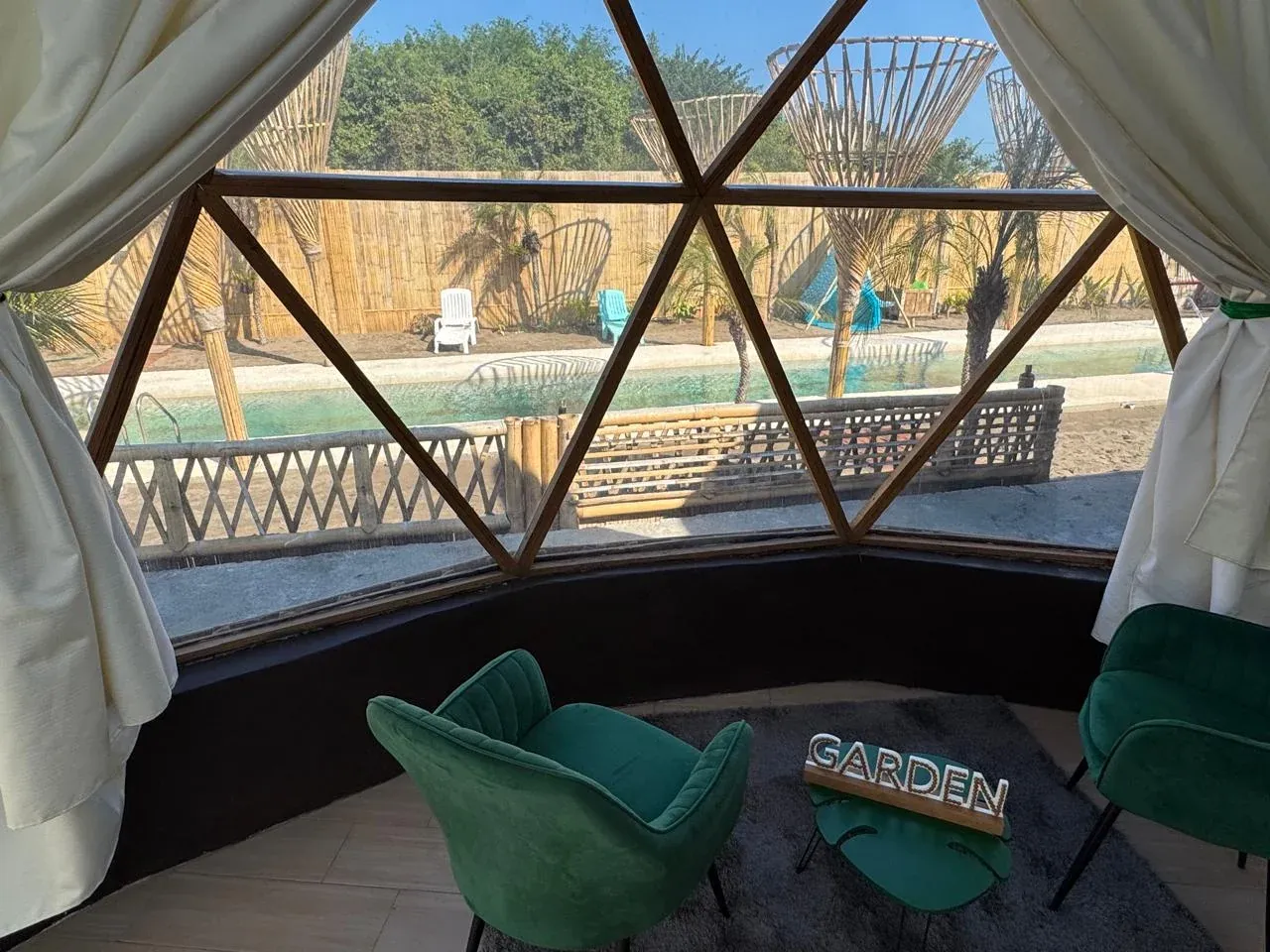 Domo Garden: sillones verdes con vista a la alberca