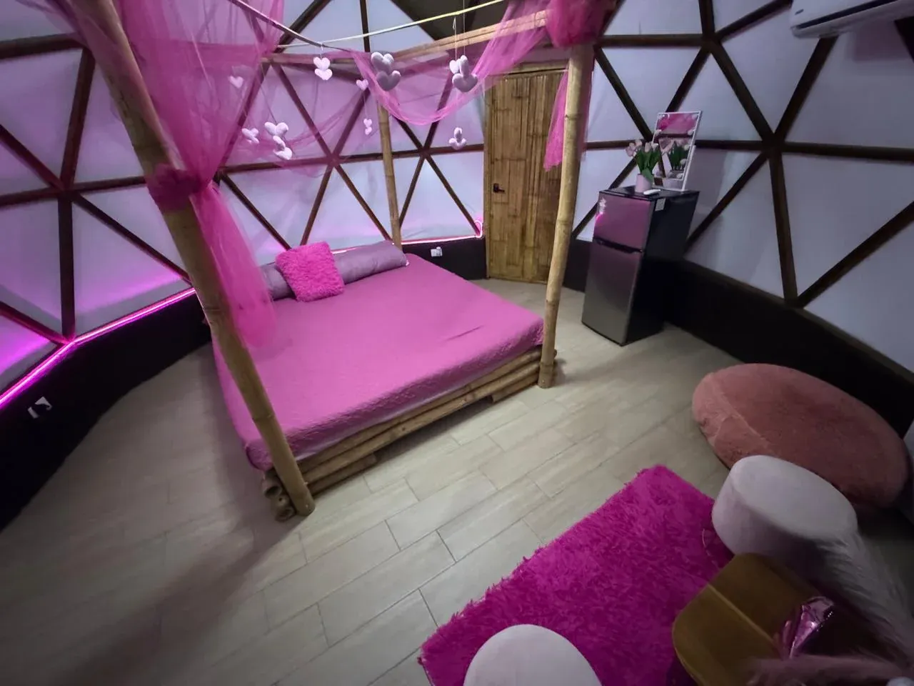 Domo Pink: cama king con dosel de bambú y tul rosa